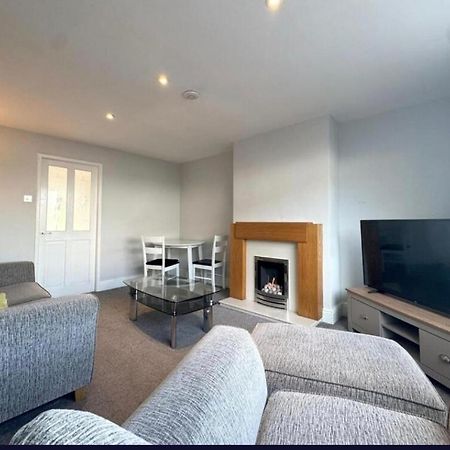 Cosy Brighouse 3 Bed House-Great For Contractors Apartment Exterior photo