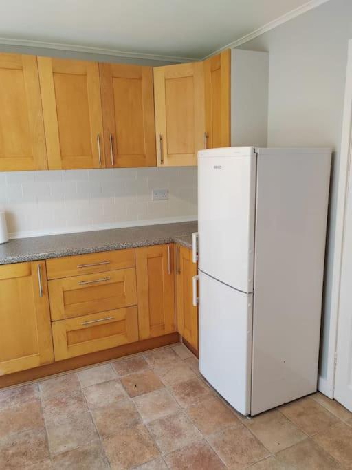 Cosy Brighouse 3 Bed House-Great For Contractors Apartment Exterior photo
