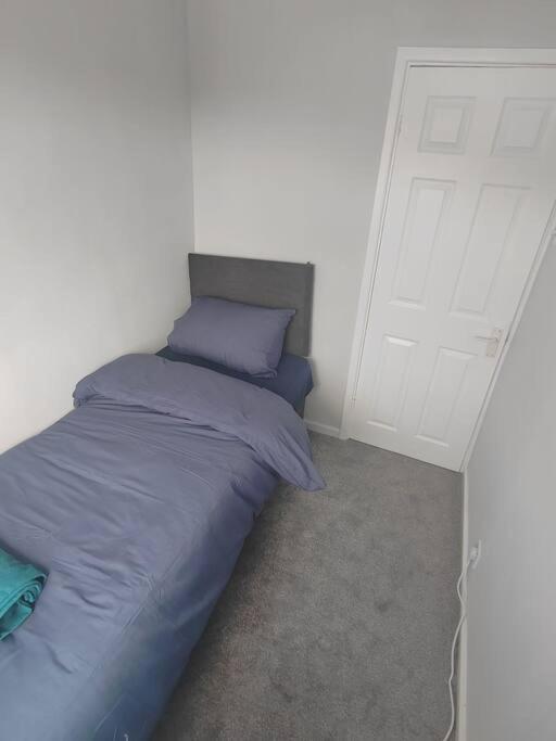 Cosy Brighouse 3 Bed House-Great For Contractors Apartment Exterior photo