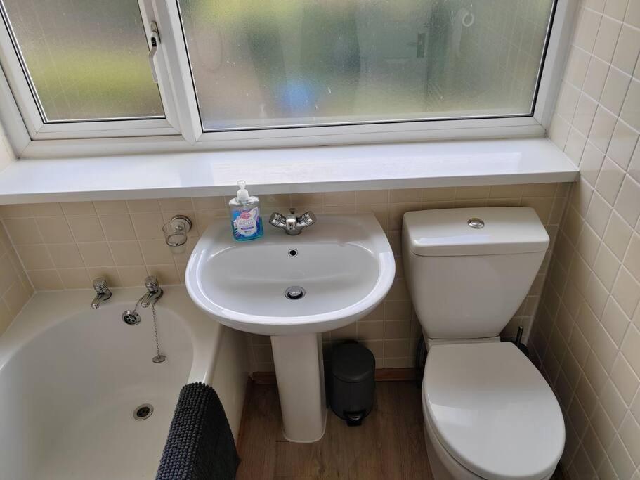 Cosy Brighouse 3 Bed House-Great For Contractors Apartment Exterior photo