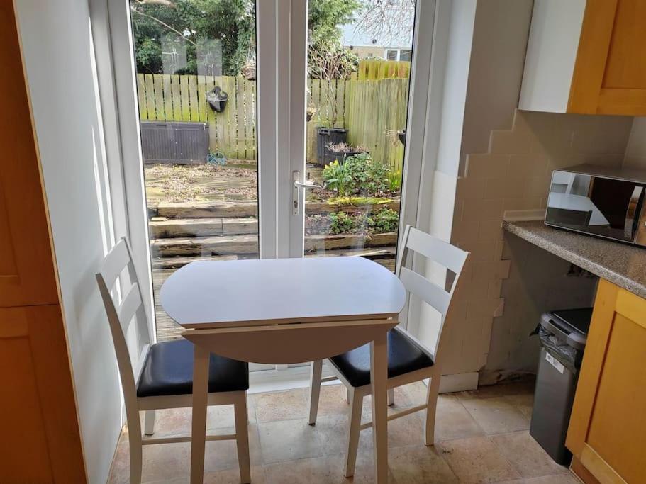 Cosy Brighouse 3 Bed House-Great For Contractors Apartment Exterior photo