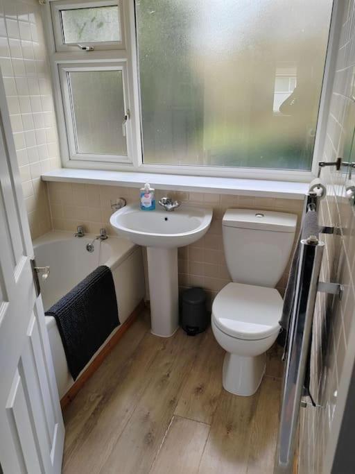 Cosy Brighouse 3 Bed House-Great For Contractors Apartment Exterior photo