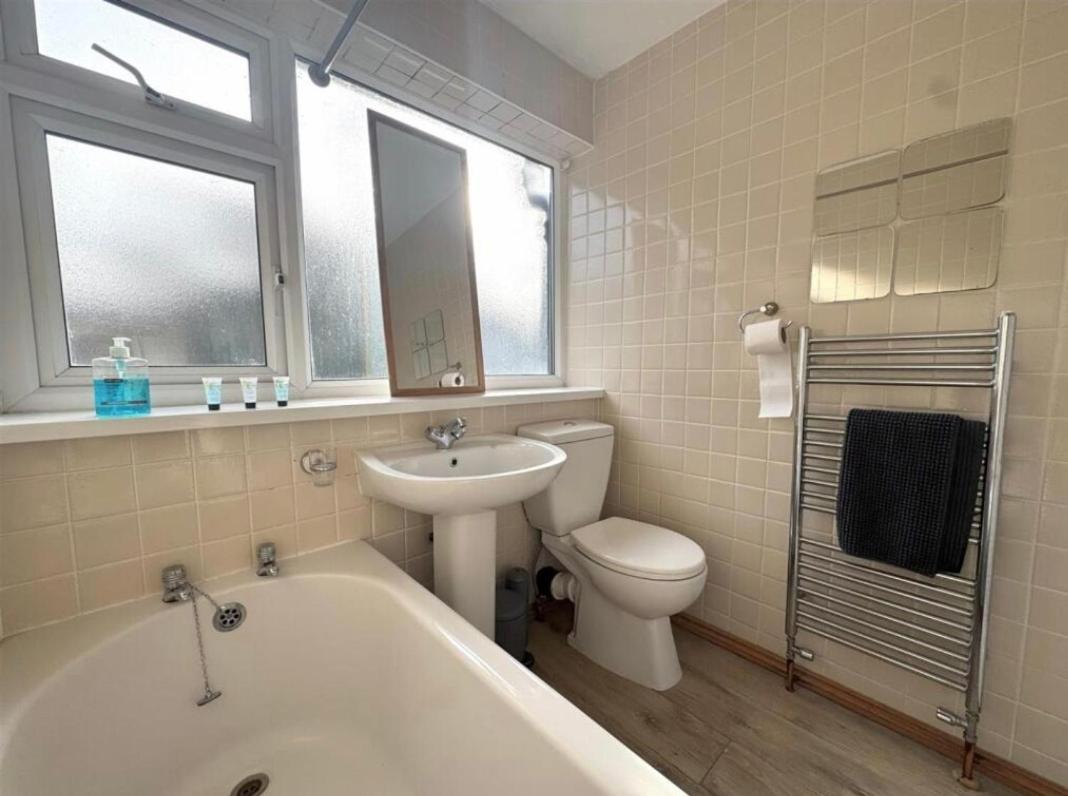 Cosy Brighouse 3 Bed House-Great For Contractors Apartment Exterior photo